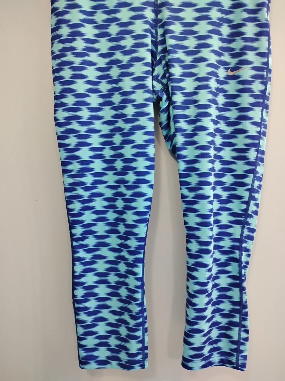 Nike Aqua and Navy Patterned Capri Leggings Size Large